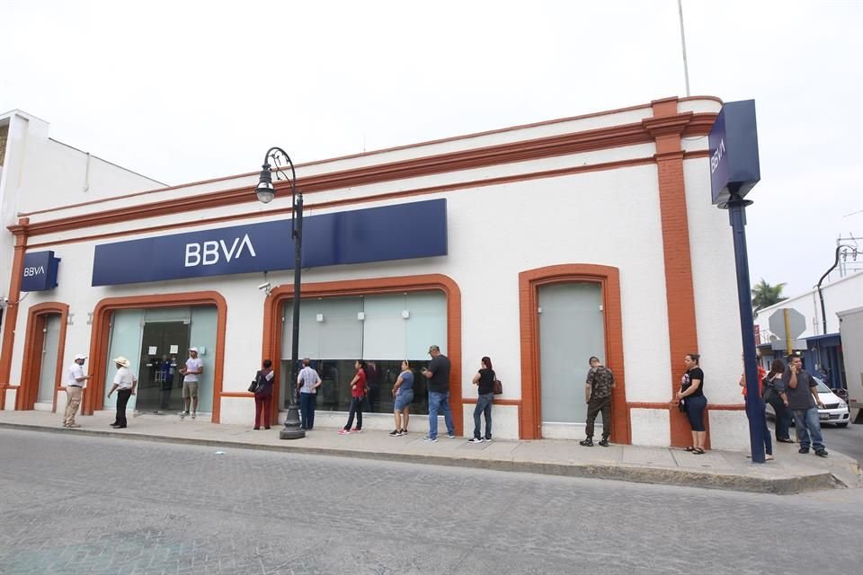 Clientes hace fila afuera de un banco de Linares en espera de ser atendidos, pero toman la sana distancia para evitar contagios.