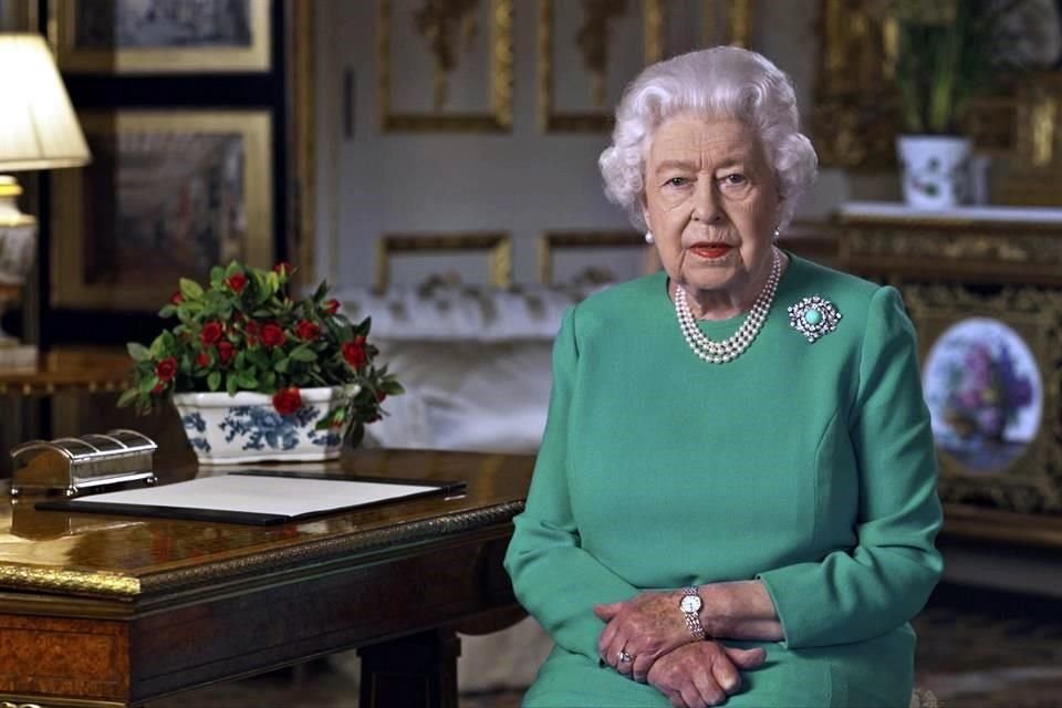 La Reina Isabel II instó a los británicos a reflexionar o rezar en este tiempo de autoasilamiento.