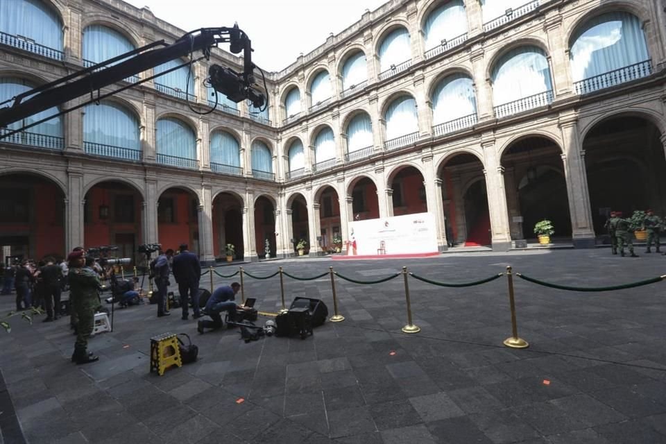 A diferencia de sus informes anteriores, en los que hubo decenas de invitados especiales, en esta ocasión el Mandatario leerá su mensaje en el Patio Honor sólo ante camarógrafos y fotógrafos.