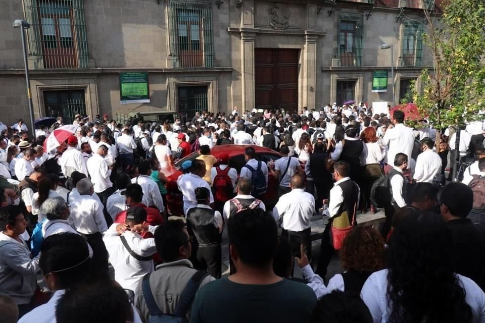 Meseros se congregaron afuera de Palacio Nacional sobre la calle Corregidora.