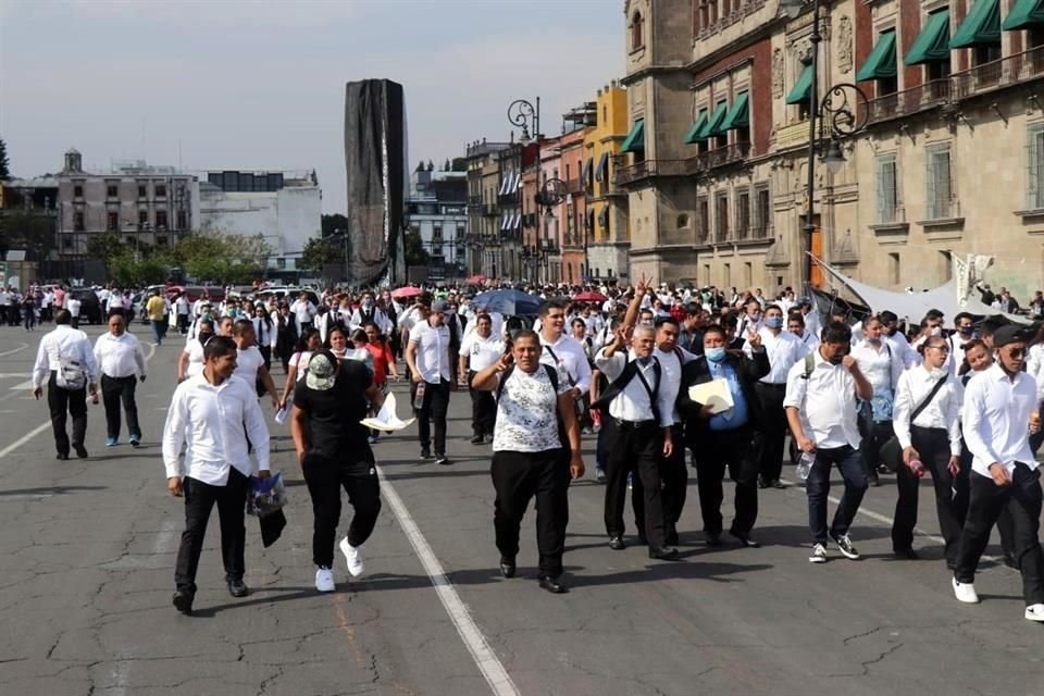 'Meseros unidos, queremos ser oídos', gritan los inconformes, quienes aseguran que no han recibido apoyo de sus 'patrones'.