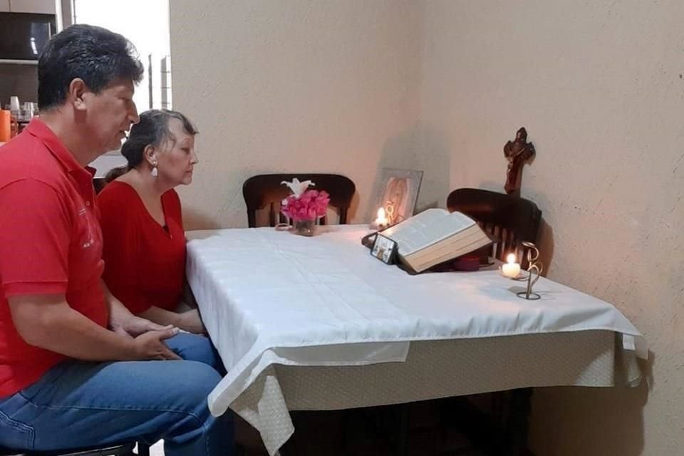 ¡Hosanna! Con un celular recargado en la Biblia, estos fieles de la Parroquia del Rosario siguieron la misa vía redes desde casa.