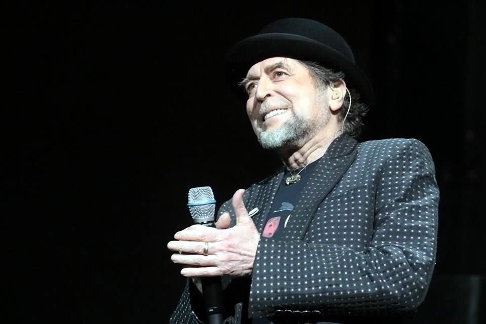 Joaquín Sabina reapareció luego del accidente que tuvo en un escenario en febrero pasado.