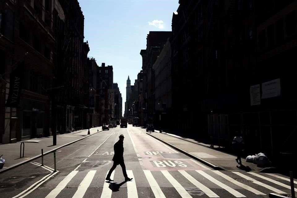 Una persona camina por la avenida Broadway, en Nueva York. La ciudad es el epicentro de la epidemia en Estados Unidos.