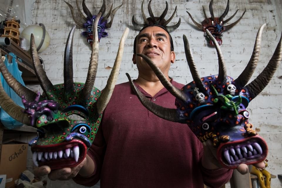 Prudencio Guzmán realiza máscaras de tastoanes.