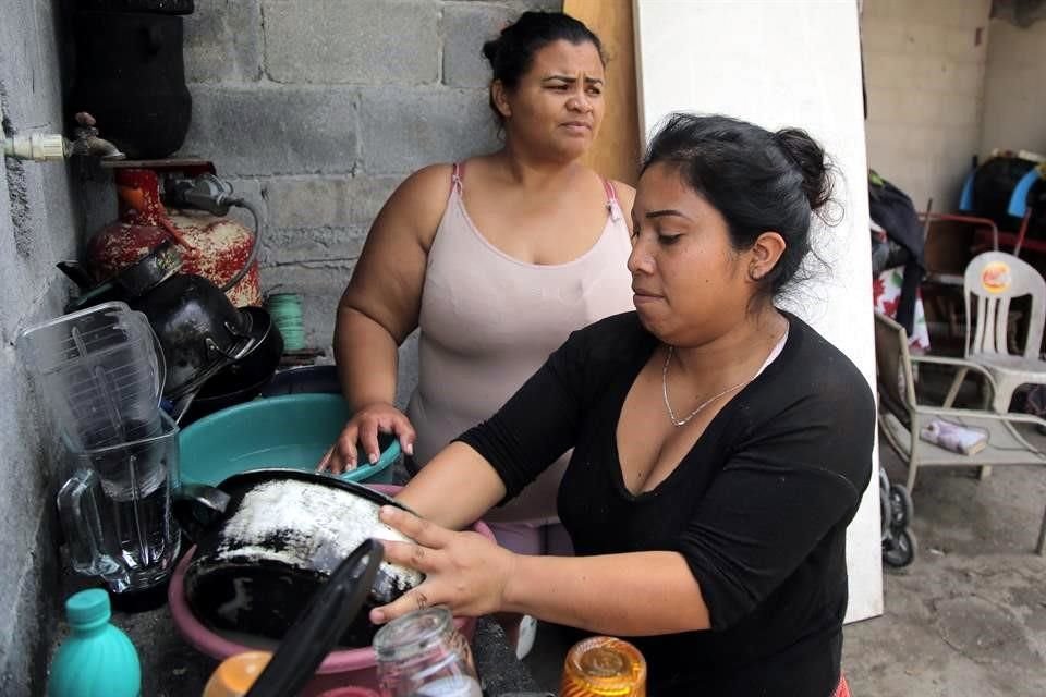 Irma Hernández (de negro) y Cynthia Guadalupe enfrentan el desempleo en sus familias porque sus esposos fueron desocupados en las labores de construcción.