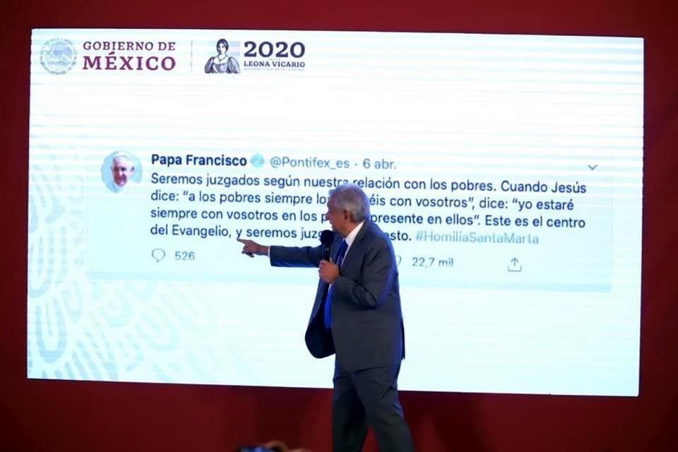El Presidente López Obrador retomó un tuit del Papa Francisco en su mañanera para defender su política de apoyar a la población más pobre.