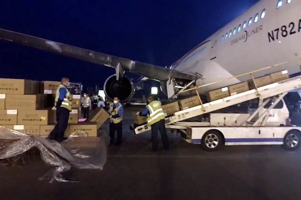 El avión llamado Misionero de Paz de Aeroméxico carga con un millón de cubrebocas y 800 mil guantes conseguidos en China.