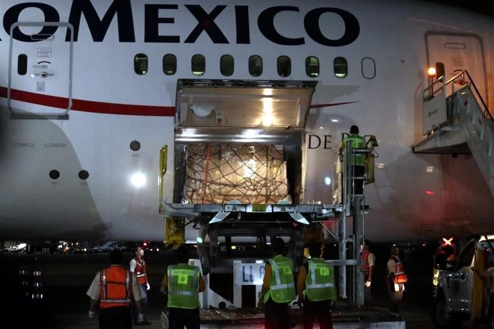 El avión, que se prevé llegue a las 19:00 horas a la Ciudad de México, carga un millón 900 mil cubrebocas quirúrgicos y 180 mil mascarillas KN95, que el Gobierno federal compró a China.