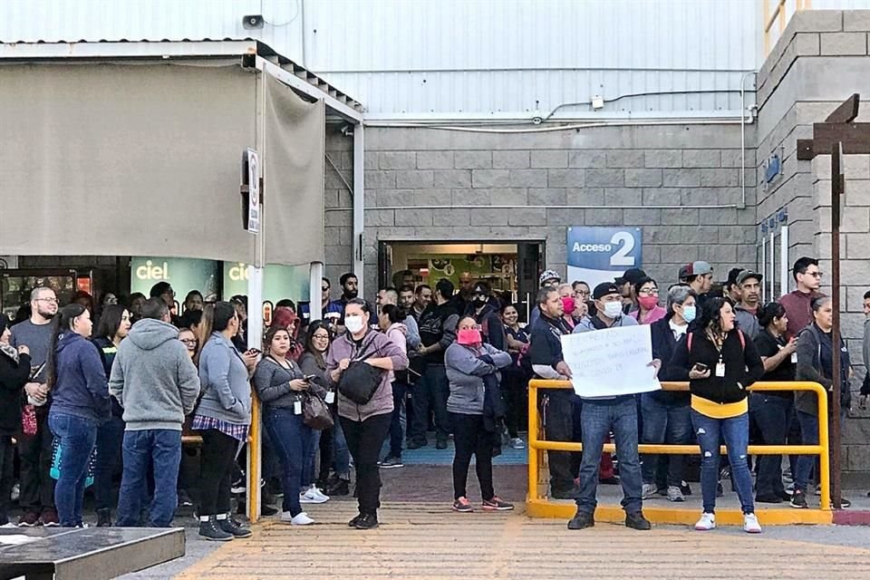 Empleados de diversas maquilas en Chihuahua se han manifestado para exigir que se les envíe a casa como lo establecieron las autoridades para las actividades no esenciales.