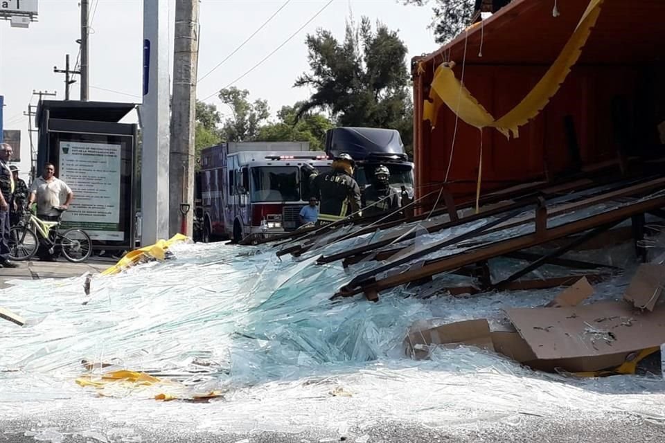 El accidente se registró cuando el vehículo de carga se dirigía a descargar la mercancía a una bodega, en la Colonia Granjas México Sección Oriente.