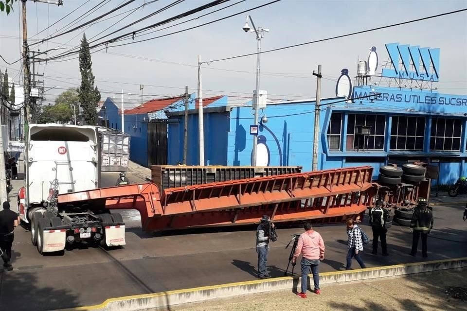 Al llegar a la esquina con Cafetal, el conductor dio vuelta hacia la derecha para incorporarse a dicha vialidad, donde se ubica el almacén.