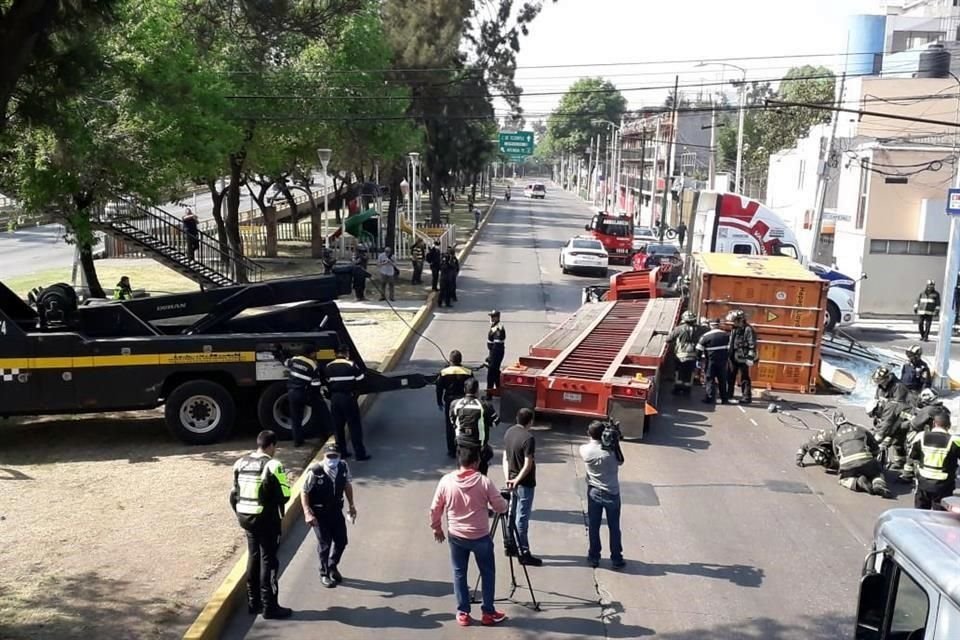 Durante la maniobra el peso de las placas de cristal ocasionó que el contenedor volcara hacia su costado derecho.