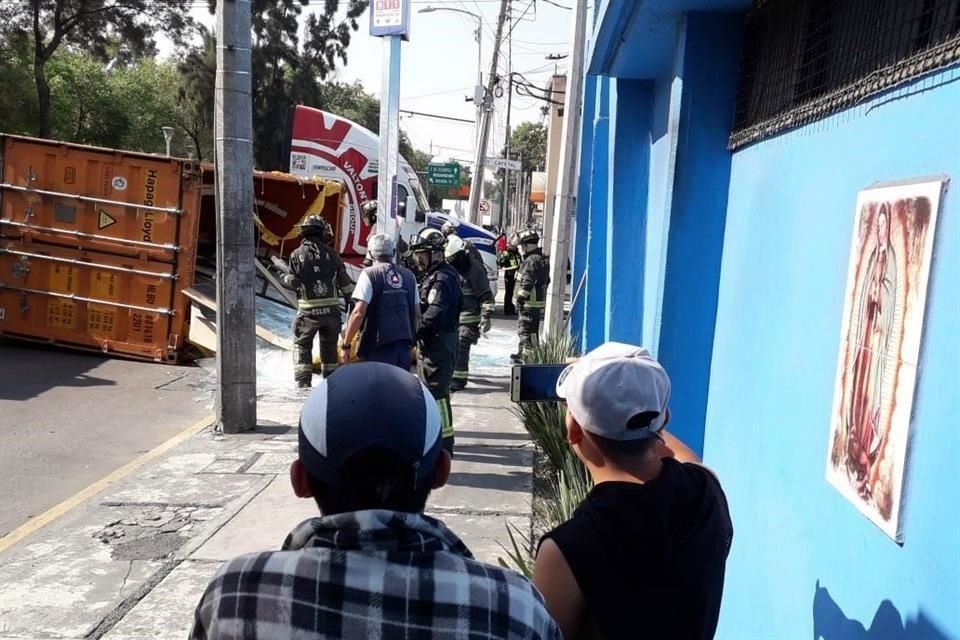 Los vidrios se reventaron al azotar contra el pavimento y quedaron regados entre el arroyo vehicular y la banqueta.