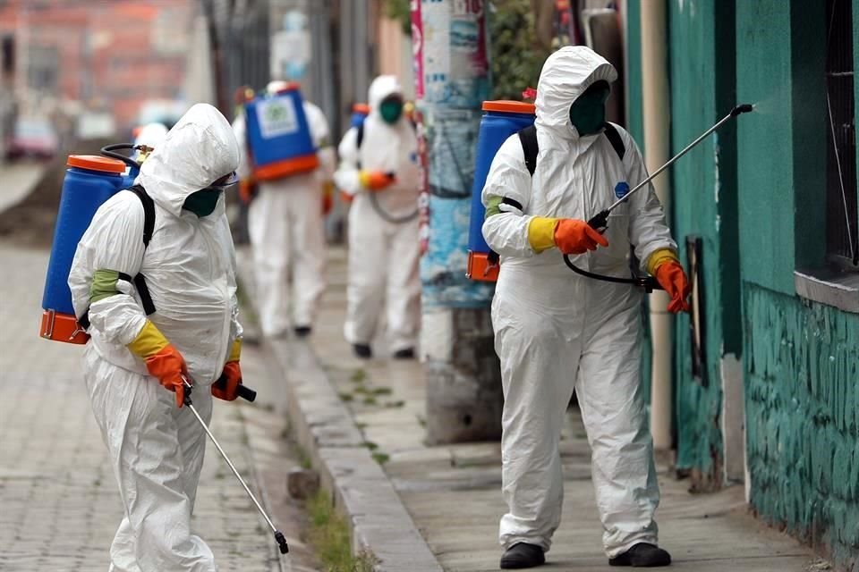 Trabajadores de aseo en la ciudad de El Alto, Bolivia.