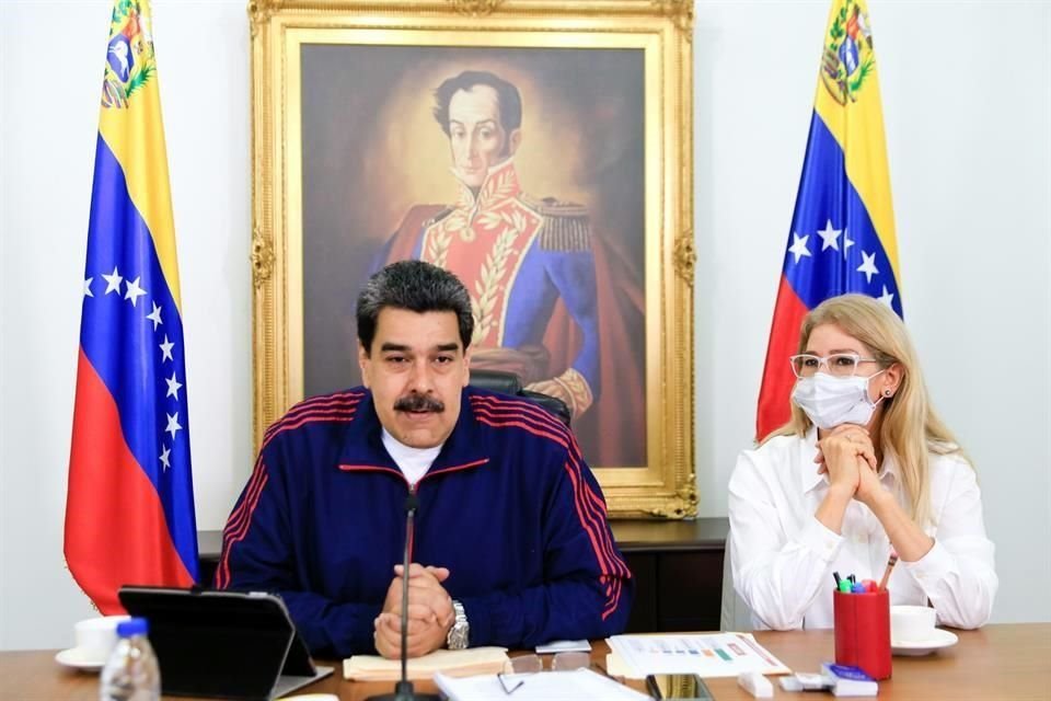 El Presidente Nicolas Maduro junto con su pareja Cilia Flores en una reunión con el Gabinete de Venezuela.