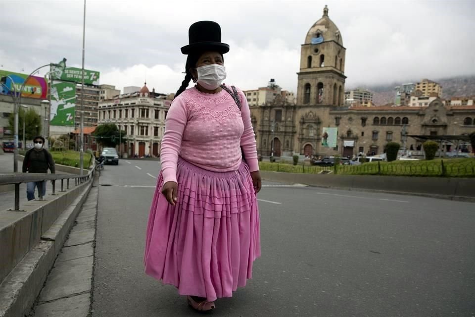 Mujer camina sobre una calle vacía frente a la Basílica de San FRnacisco, La Paz.