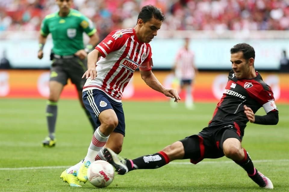 Omar Bravo y Rafa Márquez son históricos de Chivas y Atlas.