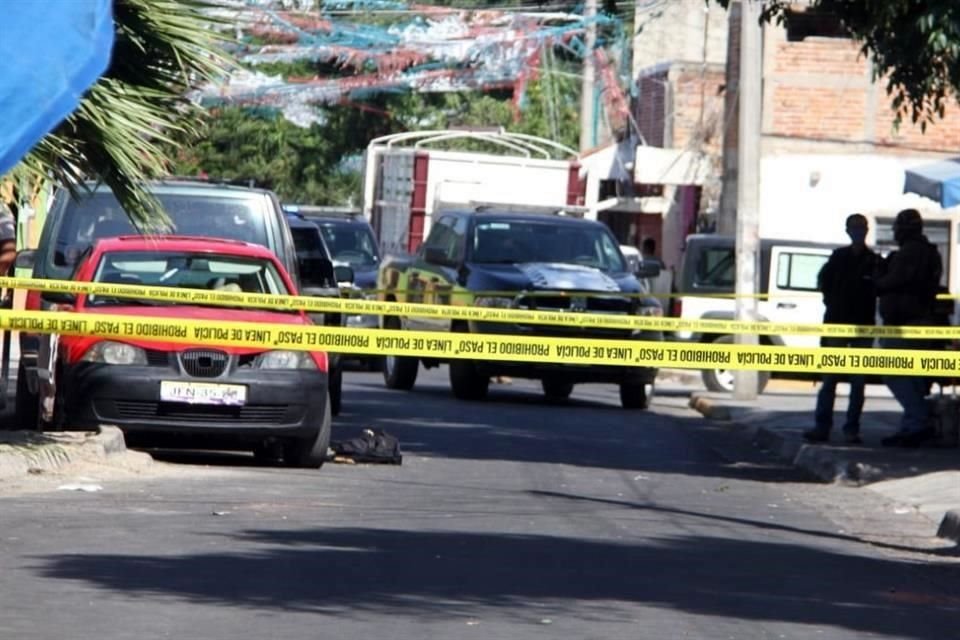 La víctima, identificada por los vecinos como 'El Cejón', fue localizada a un costado de un vehículo rojo.