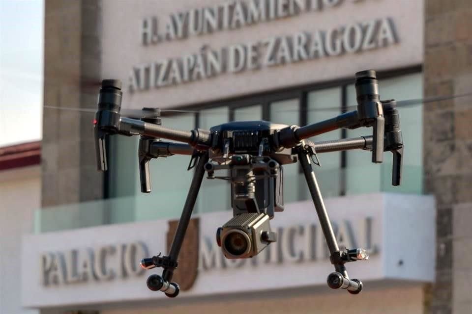 El Ayuntamiento de Atizapán de Zaragoza utiliza drones para exhortar a la población a quedarse en casa.