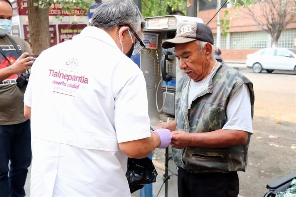Trabajadores del Ayuntamiento de Tlalnepantla tuvieron que pedir a ambulantes que se retiraran de los alrededores de la clínica 72 del IMSS.