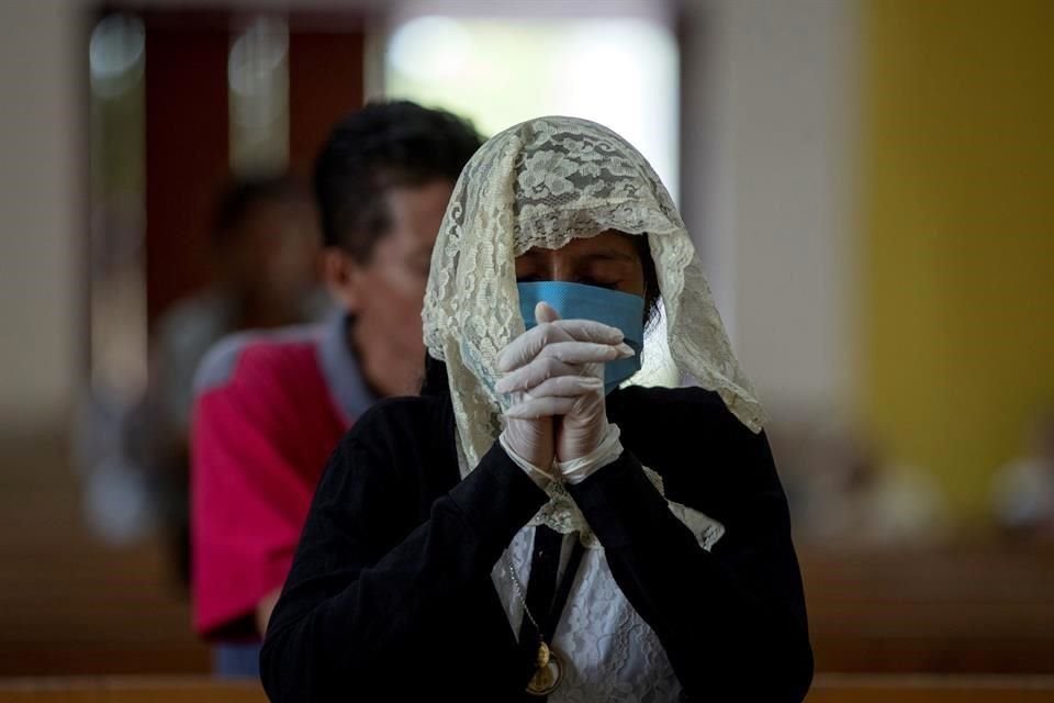 Una mujer con tapabocas asiste a una misa el 26 de marzo de 2020, en la catedral de Managua, Nicaragua.