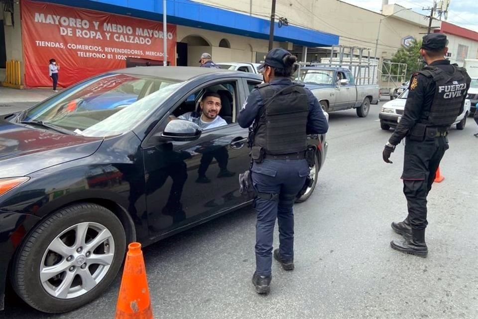 Policías realizaron ayer operativos para exhortar a los conductores y a sus acompañantes a utilizar cubrebocas.