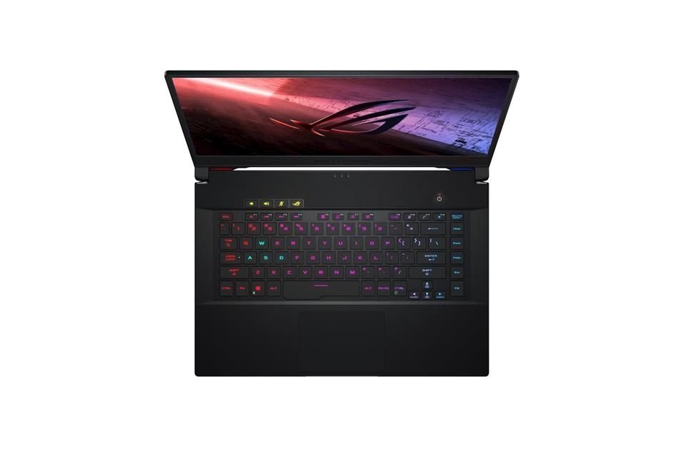 La ROG Zephyrus S15 es similar a la Zephyrus S17, con la diferencia en el tamaño de las pantallas, que como su nombre lo indica, es de 15 pulgadas para ser un modelo más portátil.