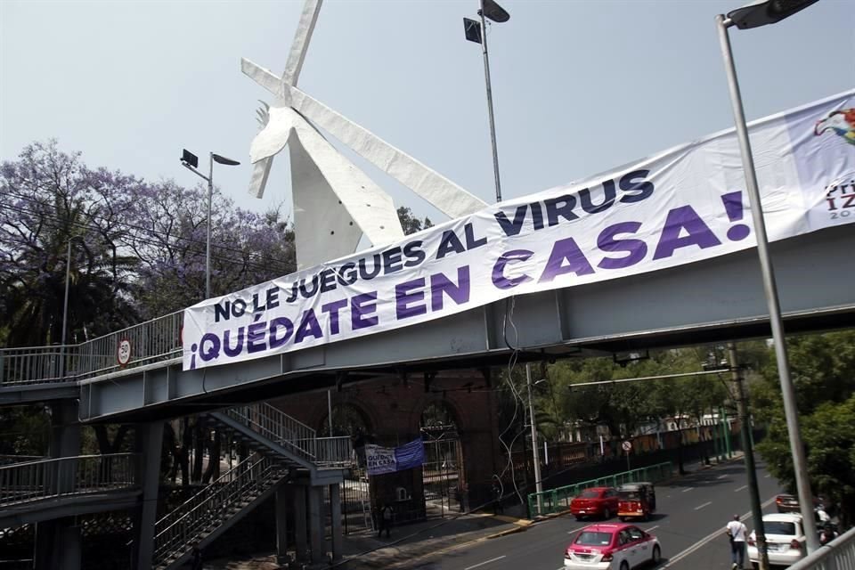 Con mantas exhortan a la población a quedarse en casa por pandemia de Covid-19.