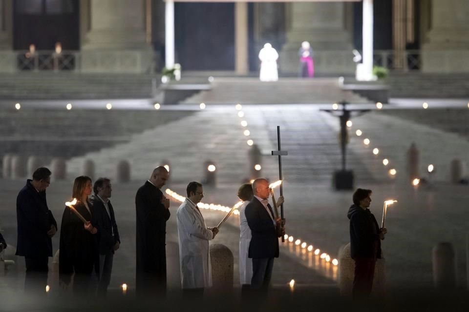 Médicos con batas blancas participaron en procesión de Viacrucis presidida por el Papa en una vacía Plaza de San Pedro, en el Vaticano.