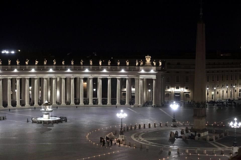 Una Plaza de San Pedro vacía durante las celebraciones del Viernes Santo en el Vaticano.