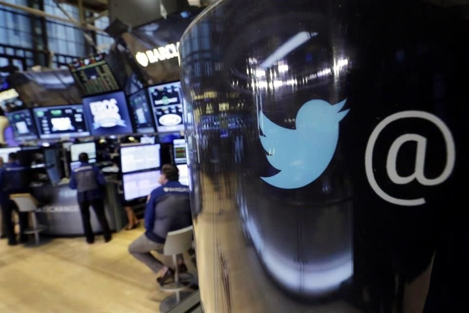 Logo de Twitter en las oficinas de la empresa.