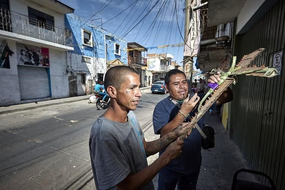 Pese a que no hubo Judea, permanece la fe. Hubo quienes colgaron un crucifijo de palma en la entrada de su casa.