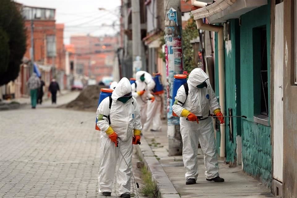 Trabajadores de limpieza desinfectando las calles en Bolivia.