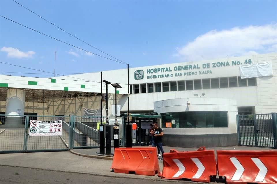 Los familiares de pacientes del Hospital del IMSS en Azcapotzalco tiene que pasar varios filtros de seguridad.