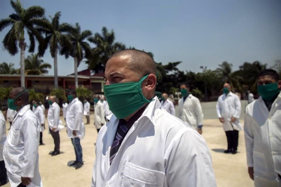 Brigada de médicos cubanos que partieron para Italia.