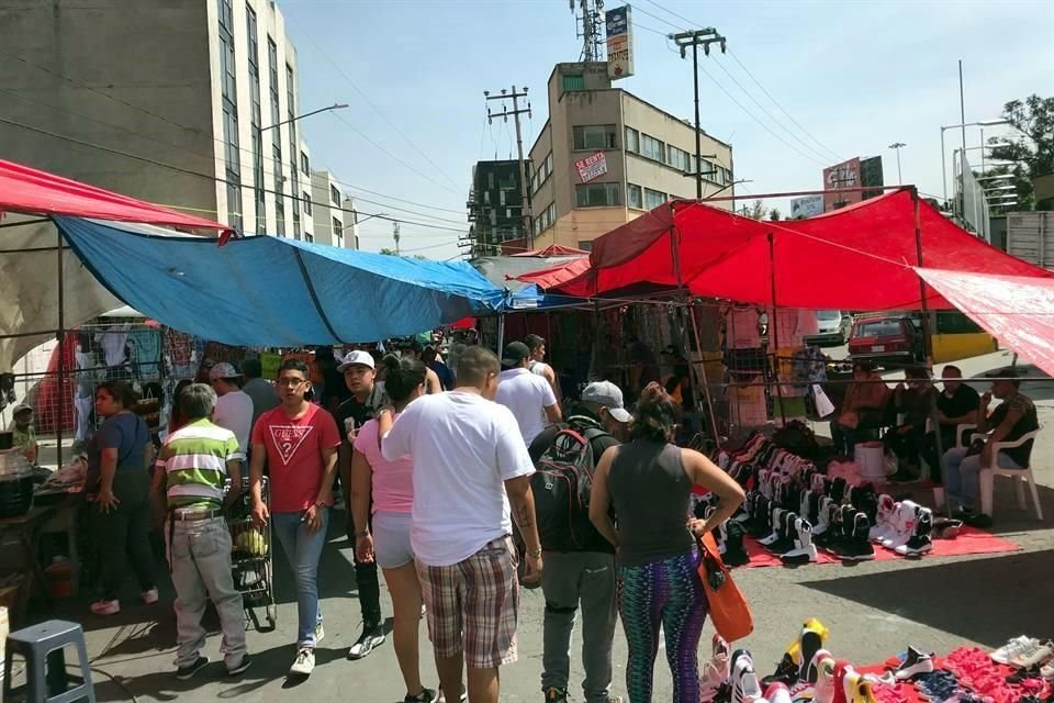 Las visitas del SAT a tianguis y mercados podrán derivar en verificaciones y multas para los comerciantes.