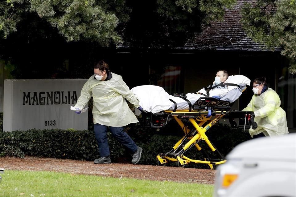 Una paciente es evacuada de un centro de rehabilitación y cuidado en Riverside, California, el 8 de febrero.