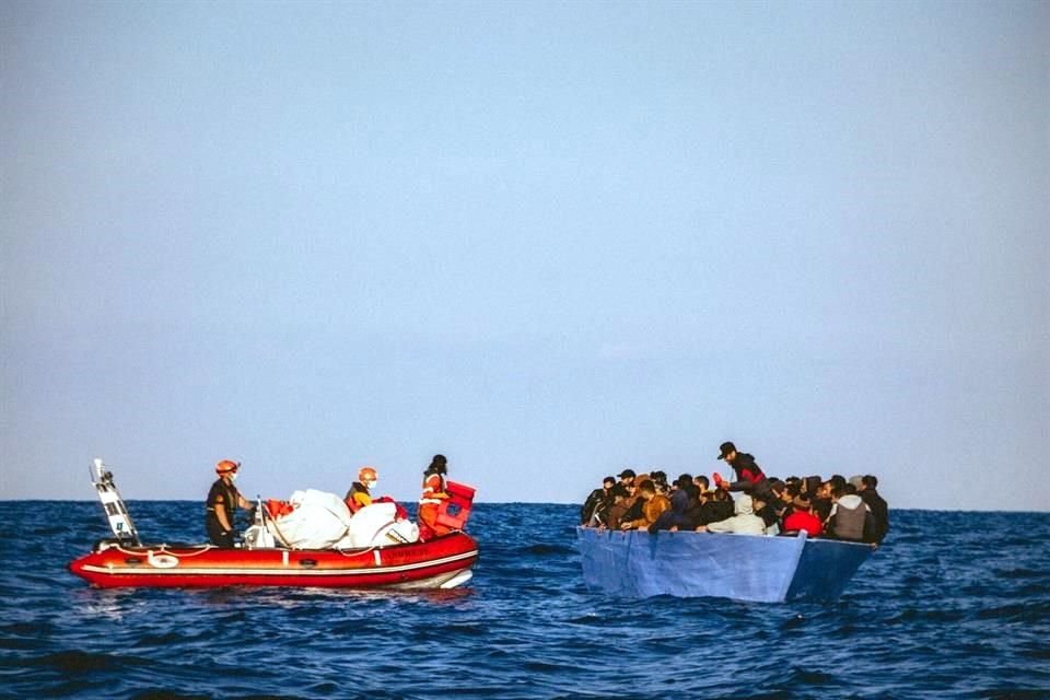 Barcaza con migrantes en el Mediterráneo.