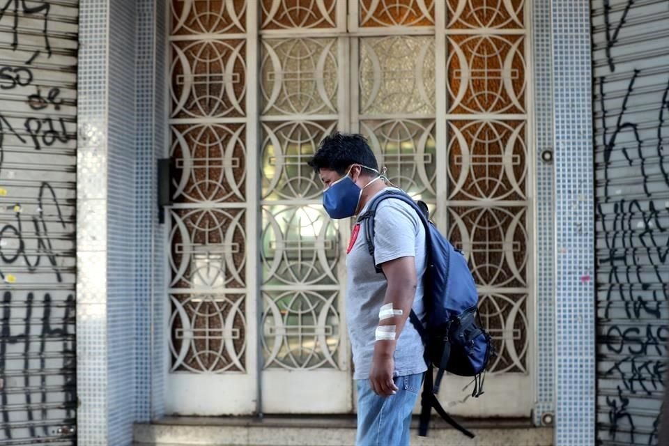 Individuo con mascarilla en las calles de São Paulo.