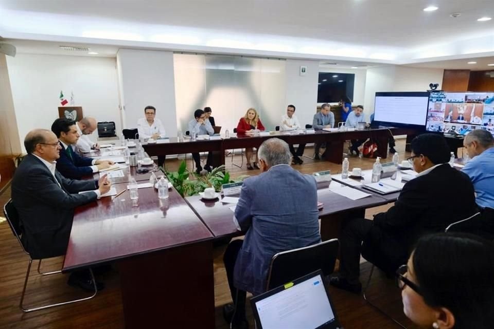 Reunión del líder del Sindicato Nacional de Trabajadores del Seguro Social (SNTSS), Arturo Olivares, con el director del IMSS, Zoé Robledo.