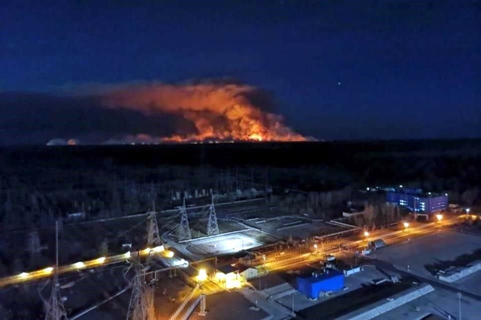 Incendios forestales en norte de Ucrania se acercan a planta nuclear en Chernobil, lo que causa aumento en radiactividad en la zona.