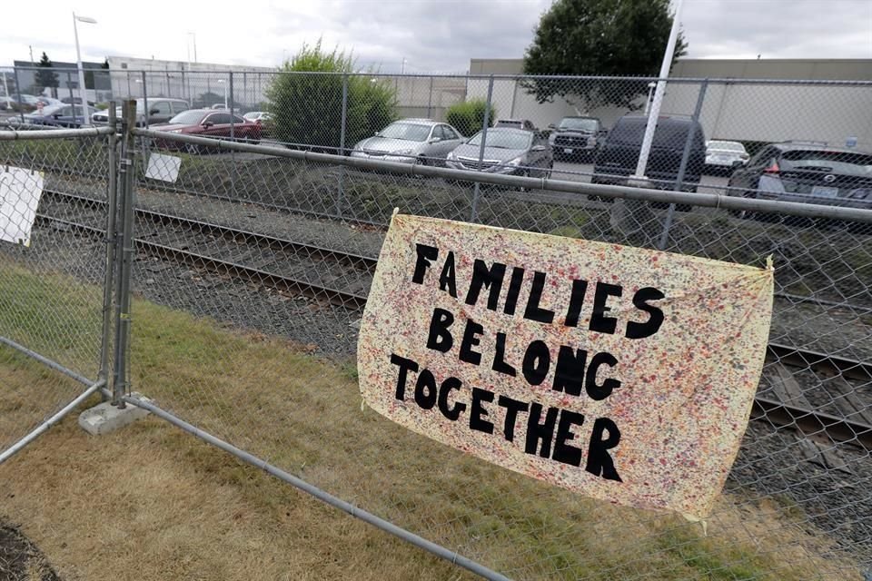 'Las familias deben estar juntas', se lee en un letrero colocado afuera de un centro de detención en Tacoma.