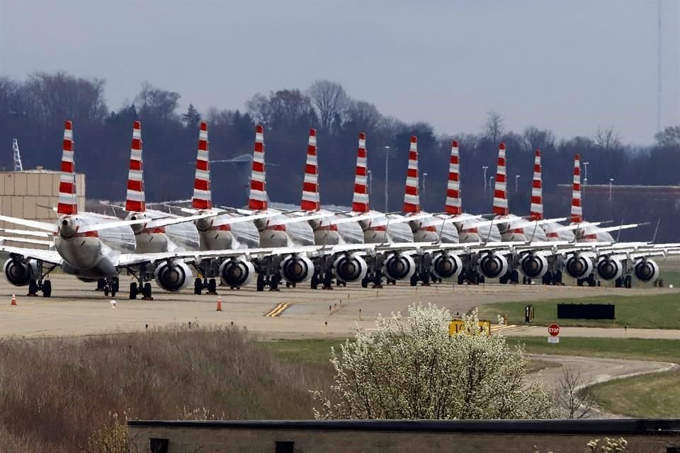 La IATA instó a los gobiernos a proporcionar a las aerolíneas liquidez con 'urgencia' para que puedan sobrevivir a la crisis sanitaria, pues muchas podrían quebrar en semanas a menos de recibir el apoyo.