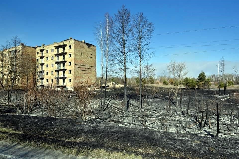 Bomberos lograron controlar los incendios forestales en área contaminada con radiación cerca de la planta nuclear de Chernobil.