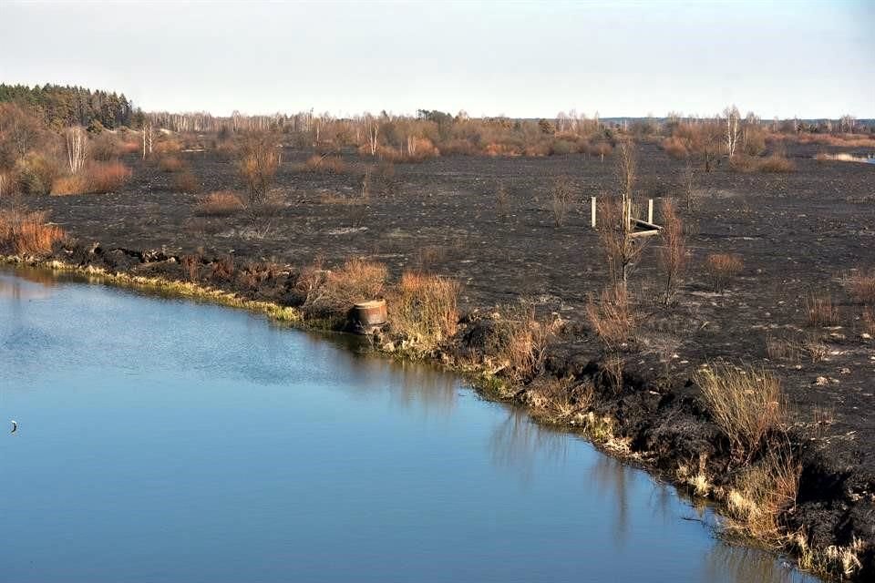 Bomberos lograron controlar los incendios forestales en área contaminada con radiación cerca de la planta nuclear de Chernobil.