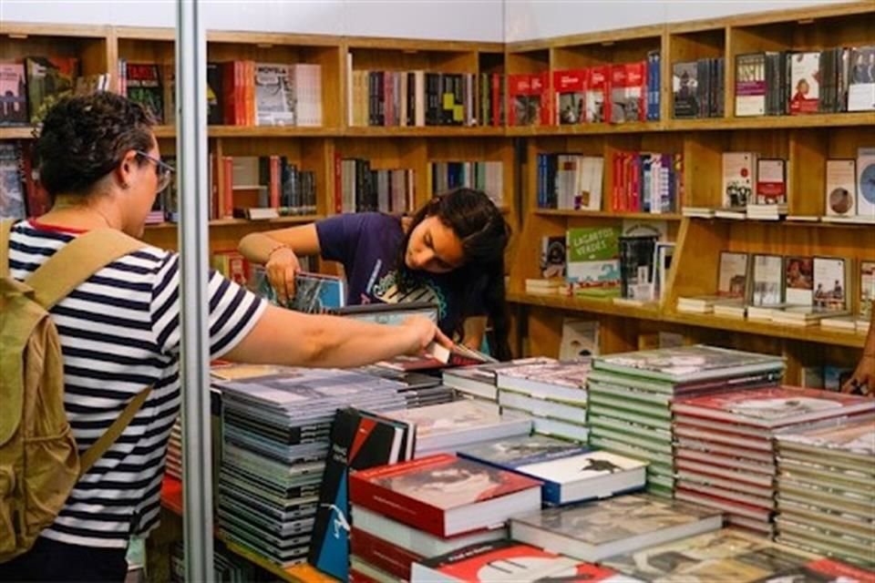 Durante la fiesta, se ofrecerá un descuento del 40 por ciento en los libros de la UNAM y de 30 por ciento en los demás sellos, con envío gratuito.