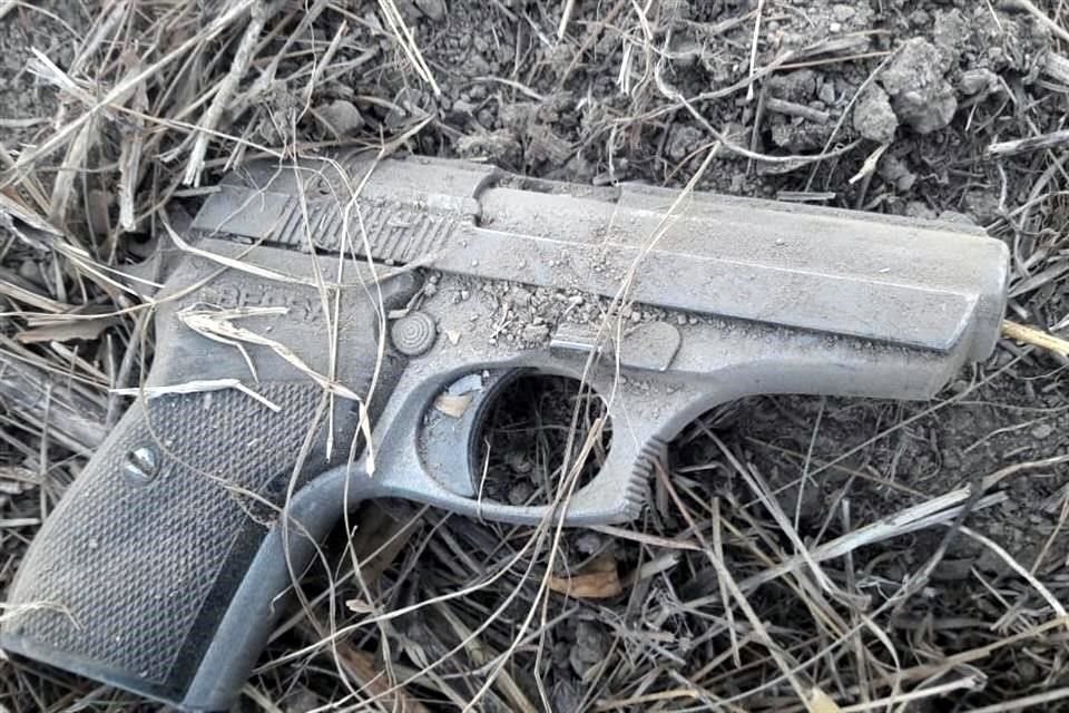 El arma quedó tirada al lado del cadáver.