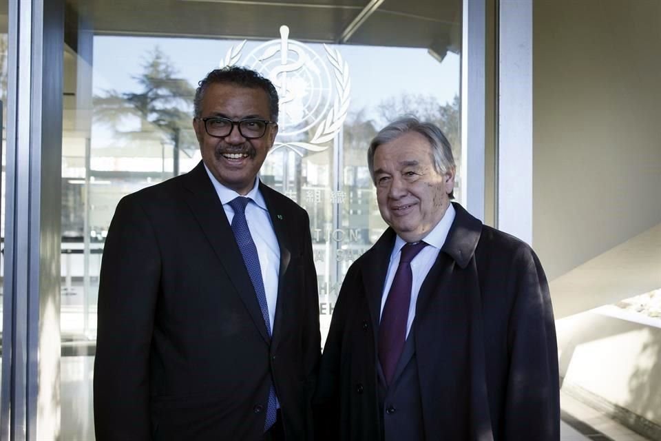 Tedros Adhanom Ghebreyesus (izq), Director General de la OMS, junto al Secretario General de la ONU, Antonio Guterres, en febrero.