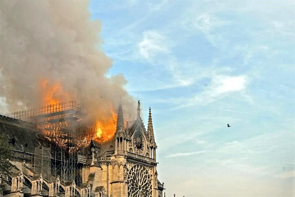 Hace un año, en el segundo día de Semana Santa, un incendio destruyó el tejado de la icónica Catedral de París.